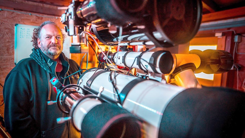 Arthur Weber ist leidenschaftlicher Hobby-Astronom und hat 2005 den Astronomie-Club Ostfriesland mitgegründet. Jetzt sind er und andere Clubmitglieder in Spanien für die totale Sonnenfinsternis dort. Foto: Ole Cordsen/Archiv