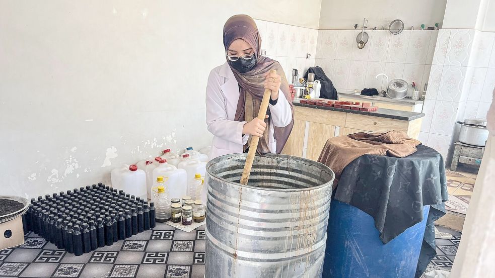Rukia Resai war ein weiterer Bildungsweg versperrt. Jetzt ist sie Unternehmerin. Foto: Fardina Akbari/dpa
