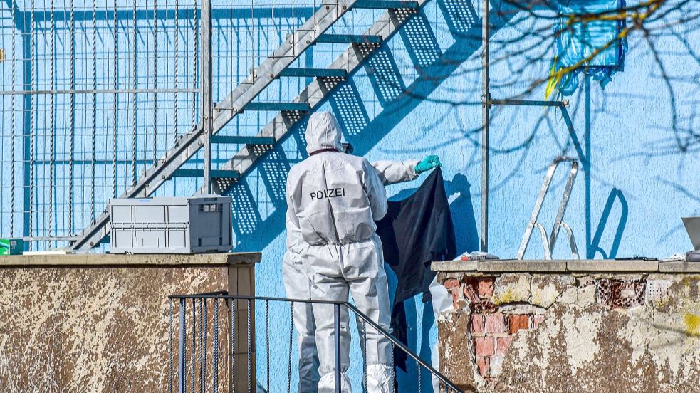Der Mann soll seine Ehefrau auf einer Feuertreppe erschossen haben. (Archivfoto) Foto: Fabian Koss/onw-images/dpa