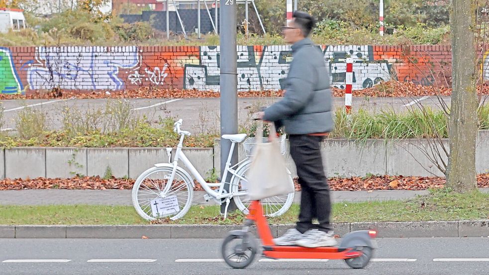 Der E-Scooter ist längst kein Nischenprodukt mehr: Auch in Deutschland sind viele mit den Rollern unterwegs. Foto: Imago/Gottfried Czepluch