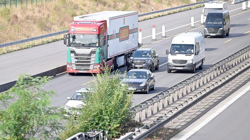 Lastwagen sollen Lieferungen übernehmen, die wegen des Niedrigwassers in Flüssen nicht per Schiff transportiert werden können (Symbolbild) Foto: Roberto Pfeil