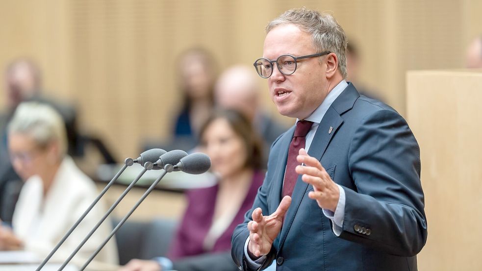 Thüringens Ministerpräsident Mario Voigt ist mit einem Widerspruch gegen die Aberkennung seines Doktortitels gescheitert. (Archivbild) Foto: Michael Kappeler/dpa