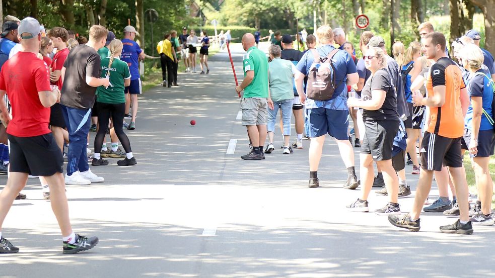 Viele Friesensportler kamen zum Boßelcup nach Pfalzdorf. Für die Gewinner gab es eine Menge Preisgeld. Foto: Wilfried Gronewold