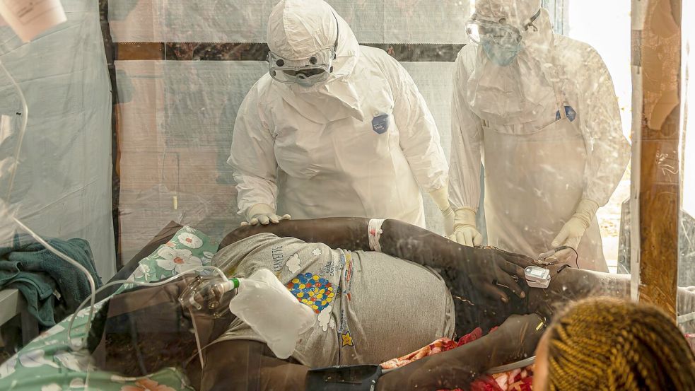 Ein Ebola-Patient wird in einem Gesundheitszentrum der Provinz Ituri behandelt. (Archivbild) Foto: Moses Sawasawa