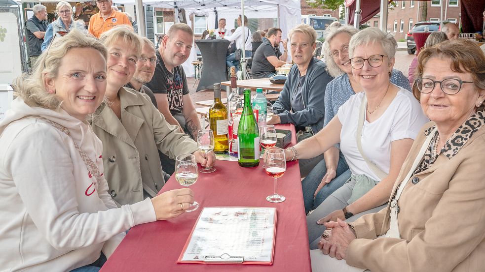 Ein Glas Wein in geselliger Runde. Das Marienhafer Weinfest bot dazu Gelegenheit. Foto: Folkert Bents