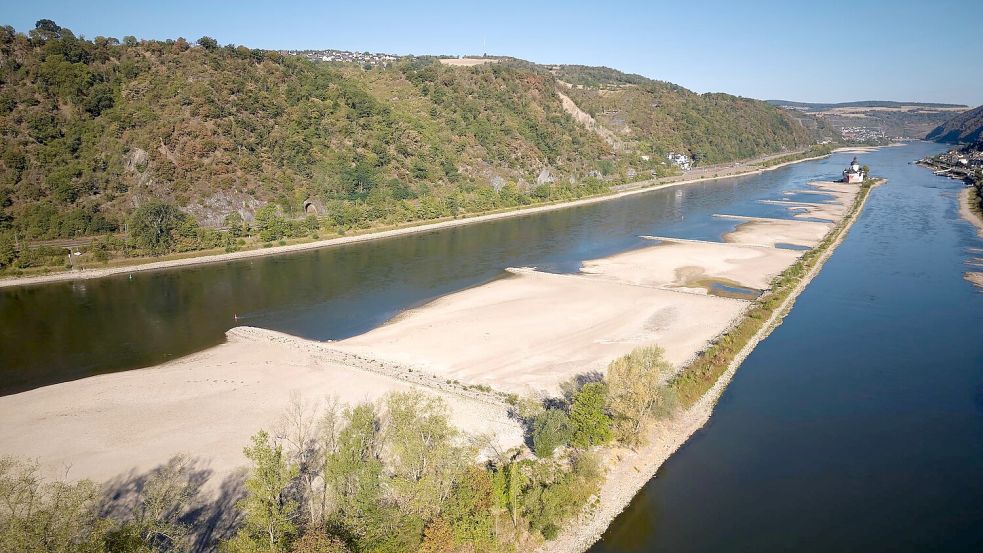 Das Niedrigwasser am Rhein macht sich auch an den Tankstellen bemerkbar. Foto: Thomas Frey