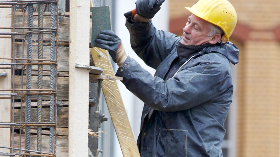 In Österreich gibt es die Schwerarbeitspension. Wer schwer gearbeitet hat, darf früher in Rente gehen. Foto: Imago/serienlicht
