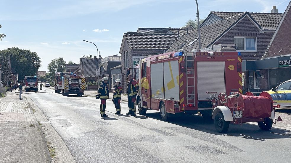 Feuerwehr und Polizei mussten am Dienstagnachmittag zu einem Brand an der Friesenstraße in Riepe ausrücken. Foto: Mieke Matthes