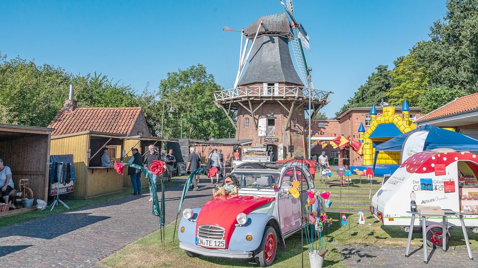 Mit einem bunten Programm feierte Leezdorf sein Wahrzeichen: Beim Mühlenfest drehte sich einen Tag lang alles um die Bartlingsche Mühle. Foto: Folkert Bents