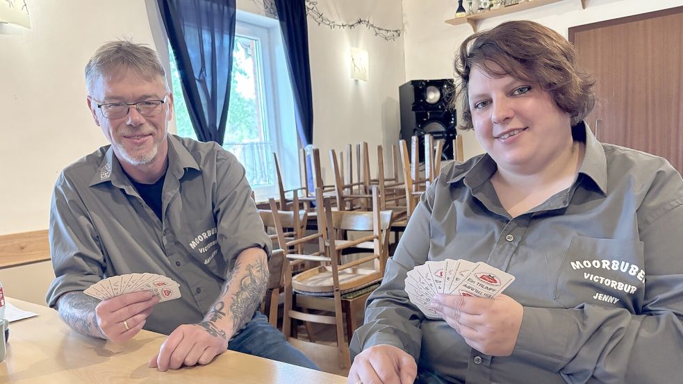Skat ist ihr größtes Hobby. Jann-Aiko Schröder und Jennifer Wittenberger von den „Moorbuben“ aus Victorbur. Foto: Holger Janssen