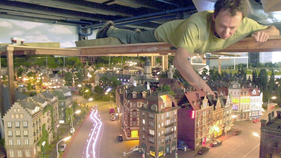 Wenige Tage vor der offiziellen Eröffnung des Miniatur-Wunderlandes arbeitet Gerrit Braun an der Anlage. (Archivbild) Foto: picture-alliance / dpa/dpaweb