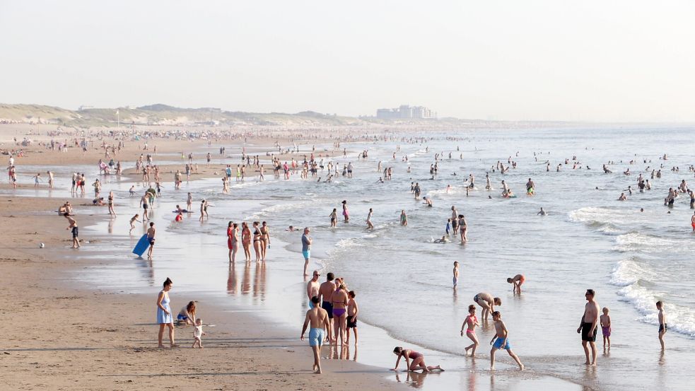 Der Strand in Scheveningen – vermutlich ein Grund dafür, dass Den Haag als Urlaubsziel für „Coolcation“ immer beliebter wird. Foto: Imago / Nexpher Images
