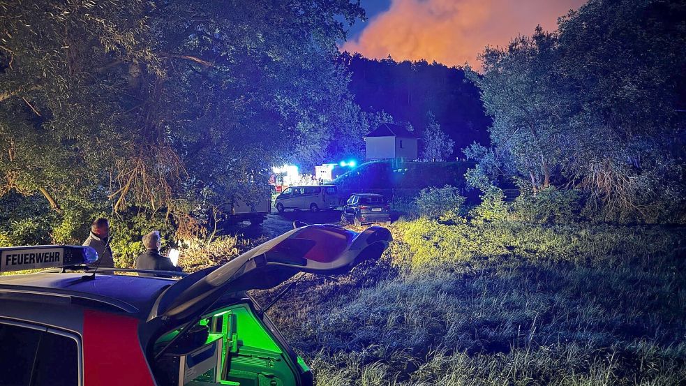 Feuerwehrleute können den Brand, der seit Dienstagabend wütet, nur mit großer Mühe löschen. Foto: Stephan Fricke/NEWS5/dpa