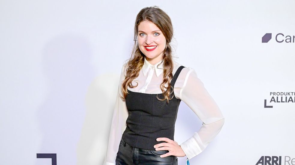 Lara Mandoki soll als Julika den Haushalt auf dem Hof der Eberhofers schmeißen. (Archivbild) Foto: Sebastian Christoph Gollnow