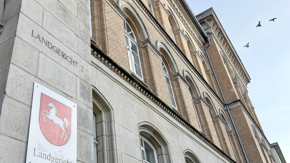 Vor dem Landgericht Osnabrück muss sich ein 38-jähriger Mann wegen versuchten Totschlags und gefährlicher Körperverletzung verantworten. Zum Prozessauftakt gestand er die Tat. Foto: Matthias Liedtke