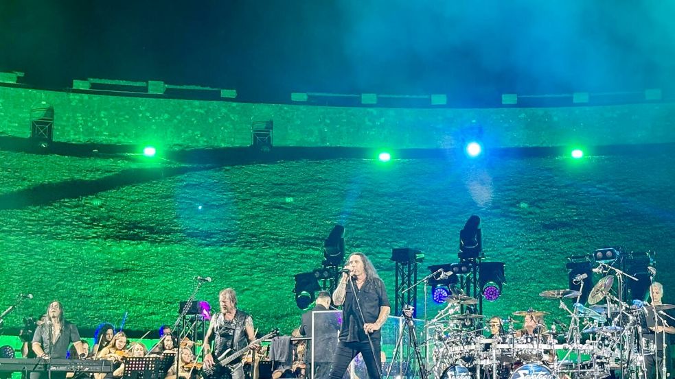 Volle Bühne: Die Heavy-Metal-Band Savatage wird in Pompeji von einem rund 40-köpfigen Sinfonieorchester unterstützt. Foto: Lothar Hausfeld