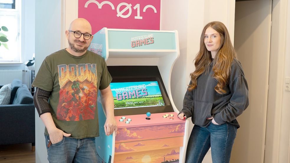 Tim Bruns und Katrin Feddermann freuen sich darauf, den selbstgebauten Arcade-Automaten mit ihrem Gaming-Projekt „Ostfriesland Games“ Ende August auf der Gamescom zu präsentieren. Foto: Digitalagentur mo1n