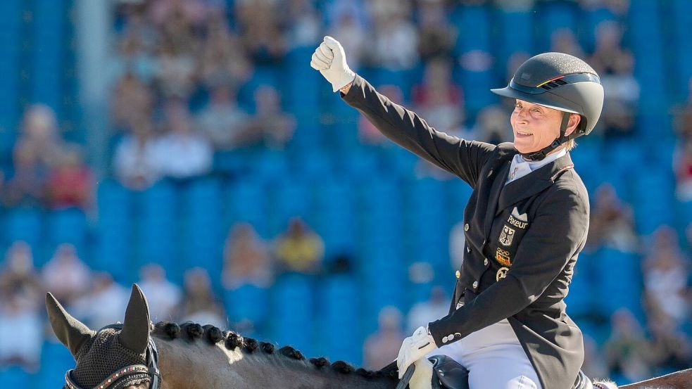 Jubelt nach ihrer Gold-Vorstellung im Team-Finale: Isabell Werth. Foto: Rolf Vennenbernd