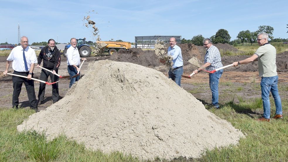 Manfred Saathoff (Zweiter von links) setzte gemeinsam mit Gästen am Mittwoch den ersten Spatenstich für die neue Zentrale seiner Ost-Freesen-Choppers GmbH in Upgant-Schott. Foto: Thomas Dirks