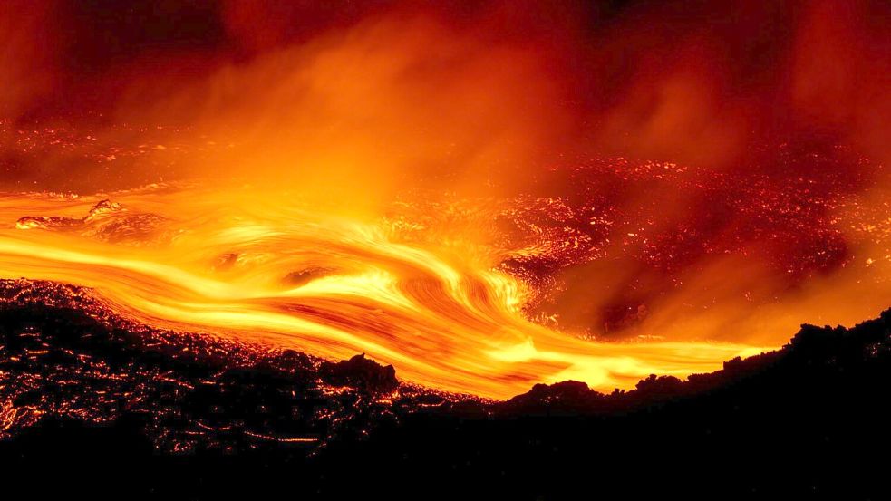 Glühende Lava strömt während des jüngsten Ausbruchs den Ätna hinab. Foto: Simone Genovese