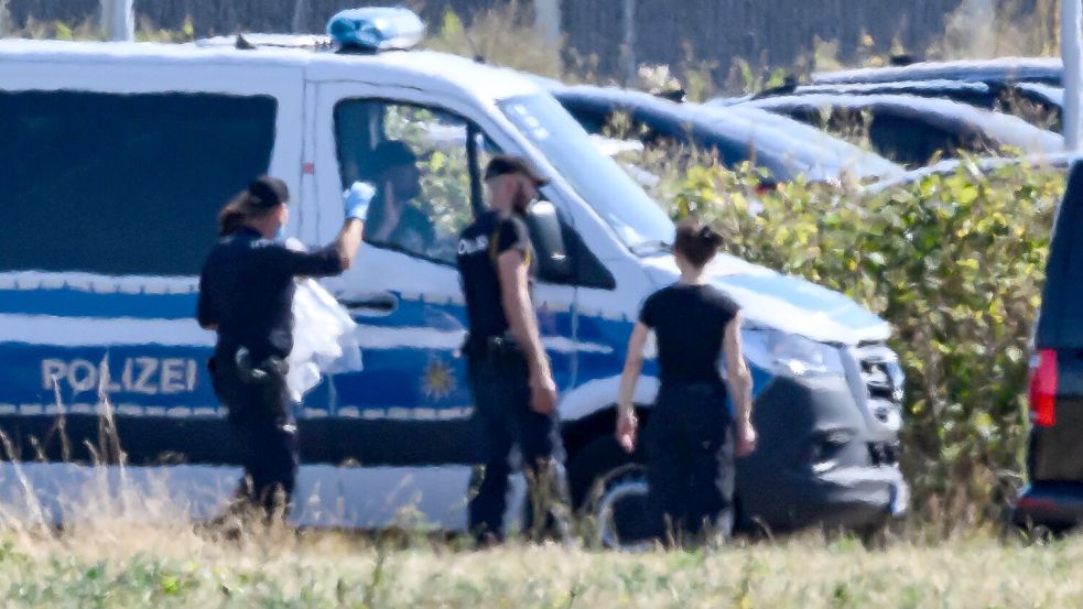 Seit eine mit Sprengstoff bestückte Drohne auf dem Flughafen Leipzig/Halle gefunden wurde, laufen die Ermittlungen auf Hochtouren. Am Mittwoch war erneut die Spurensicherung vor Ort. Foto: Hendrik Schmidt