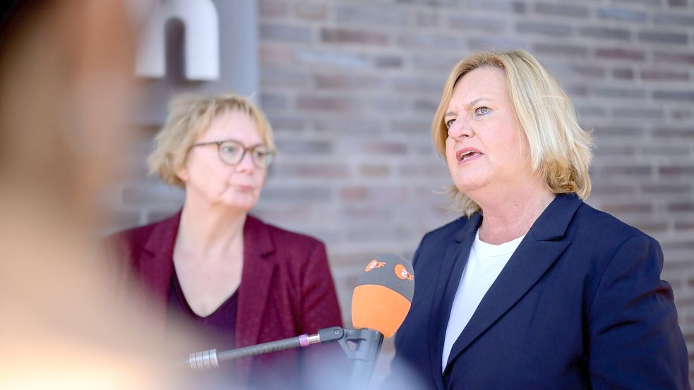 Bremens Innensenatorin, Eva Högl (SPD) und die niedersächsische Innenministerin, Daniela Behrens (SPD), nahmen von Cuxhaven aus an der Telefonkonferenz teil. Foto: Izabella Mitwollen