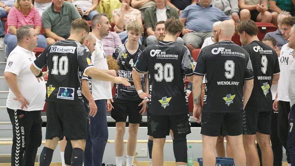 OHV-Trainer Kevin Wendlandt (weißes Shirt) probierte im Testspie gegen Düsseldorf-Ratingen einiges aus. Er sieht die neuformierte Mannschaft auf einem guten Weg. Am Wochenende geht es für die Mannschaft beim Spielo-Cup in Lübbecke. Foto: Wilfried Gronewold