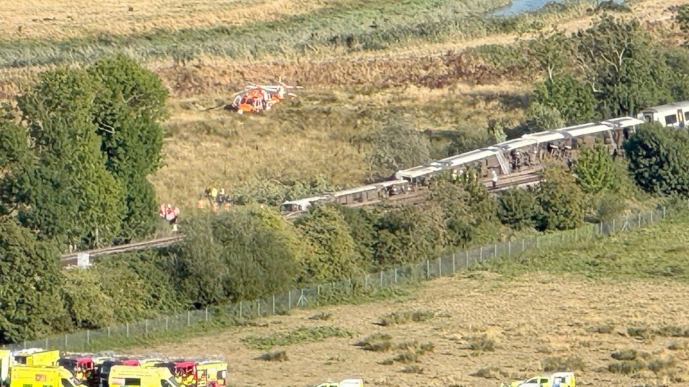 Auf Luftbildern ist zu sehen, wie Teile des Zuges auf der Seite liegen. Foto: Pa