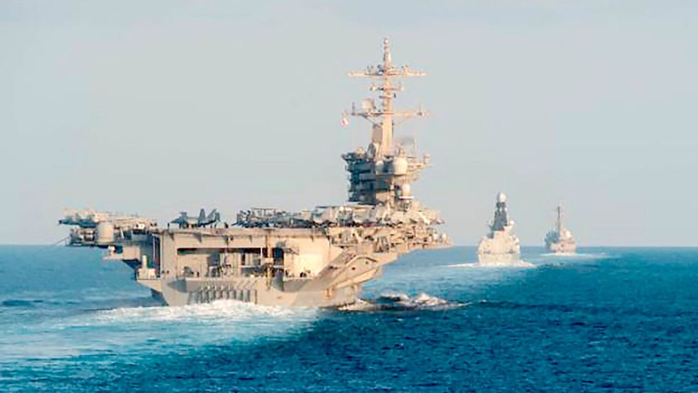 Mit dem US-Flugzeugträger USS Abraham Lincoln (vorn links) haben die USA bereits Anfang des Jahres ihre Präsenz im Nahen Osten verstärkt. (Archivbild) Foto: Zachary Pearson/U.S. Navy via AP