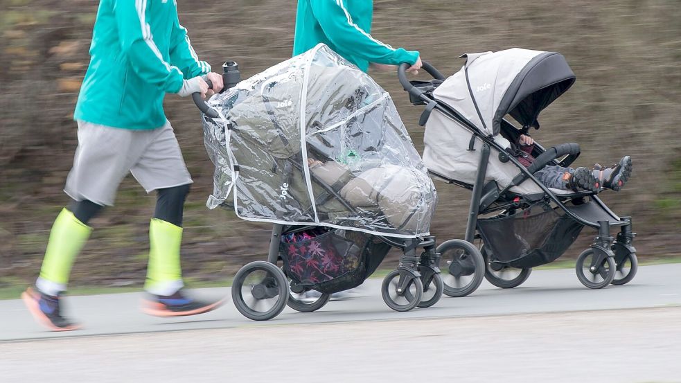 Der Kinderwagen kann vor Verletzungen schützen. (Symbolbild) Foto: Bernd Thissen