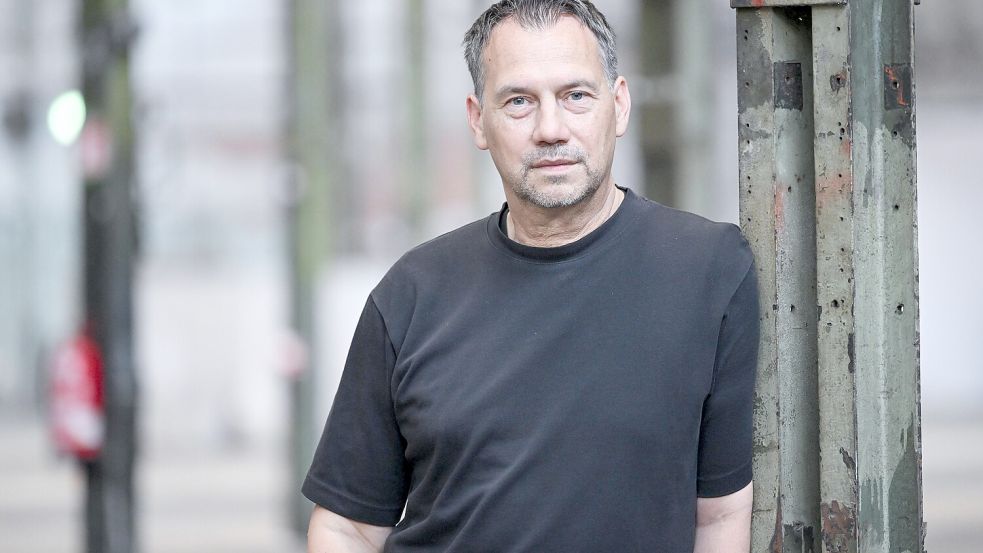 Als Newcomer hat Sebastian Fitzek seine Bücher auf Bestseller-Regale gemogelt – heute macht er das nicht mehr, verrät er im Interview mit unserer Redaktion. Foto: dpa/Britta Pedersen
