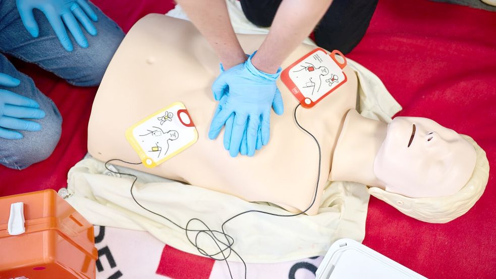 Die Überlebensrate bei Reanimationen außerhalb des Krankenhauses ist seit Jahren nicht signifikant gestiegen - sie liegt stabil bei elf Prozent. (Symbolbild) Foto: Bernd Thissen