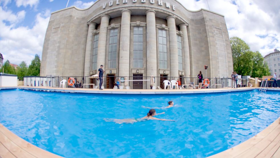 Das Volksbühne-Schwimmbad versteht sich als Zeichen des Protestes: Berlins Infrastruktur ist marode, viele Bänder sind geschlossen. Foto: dpa/Soeren Stache