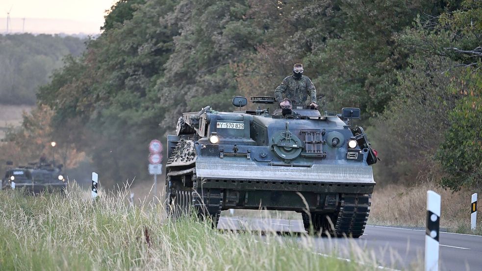 Auch Pionierpanzer der Bundeswehr sind im Einsatz. Foto: Federico Gambarini/dpa