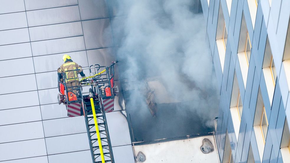 Am Freitagmorgen standen Wohnungen in zwei Berliner Hochhäusern in Flammen. Foto: Christophe Gateau/dpa