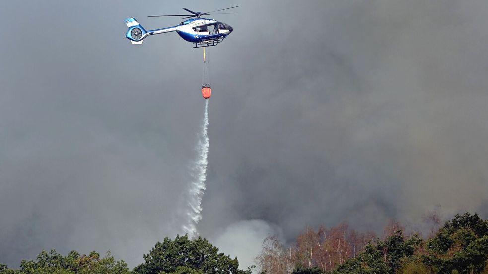 Ob Löschhubschrauber, Wasserwerfer oder Panzer - in Hürtgenwald wird alles technisch Mögliche an den Start gebracht, um den Waldbrand zu bekämpfen. Foto: Federico Gambarini/dpa