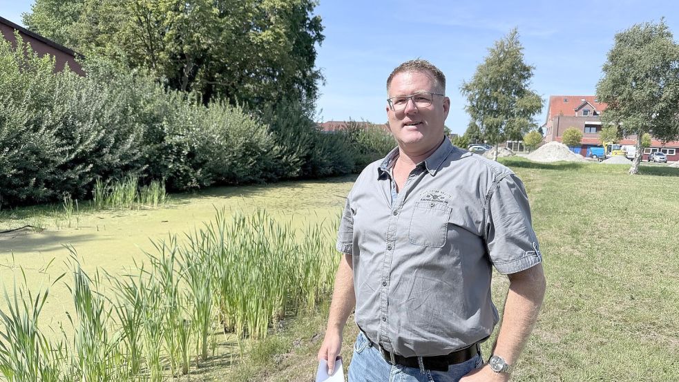 Frank Süßen vom Bauamt an einem Regenrückhaltebecken in Moordorf. Foto: Holger Janssen