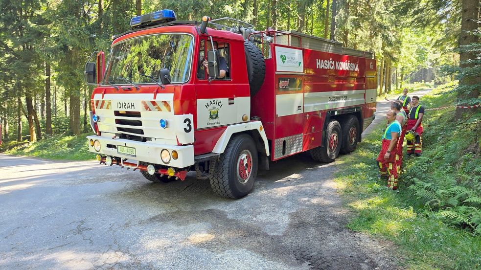 Feuerwehrleute konnten den in Brand geratenen Hubschrauber löschen und ein Ausbreiten der Flammen verhindern. Foto: Mike Müller
