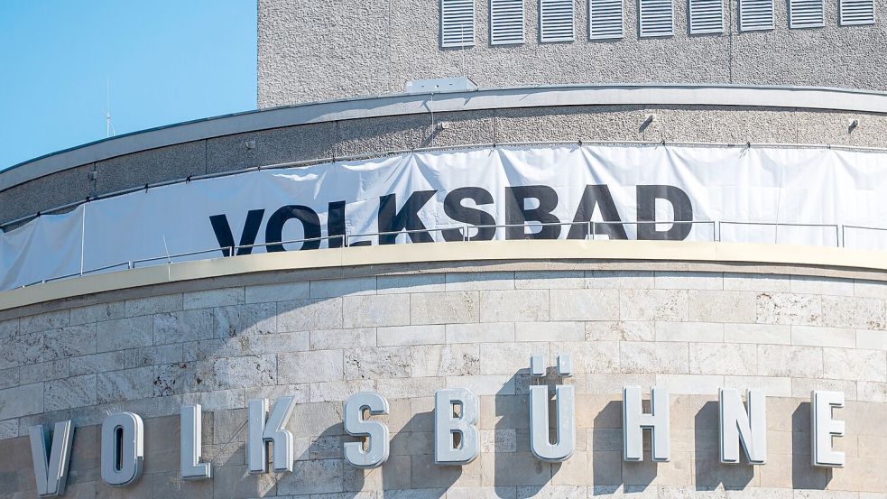 Die Volksbühne hat ein temporäres Schwimmbad aufgebaut. Foto: Christophe Gateau