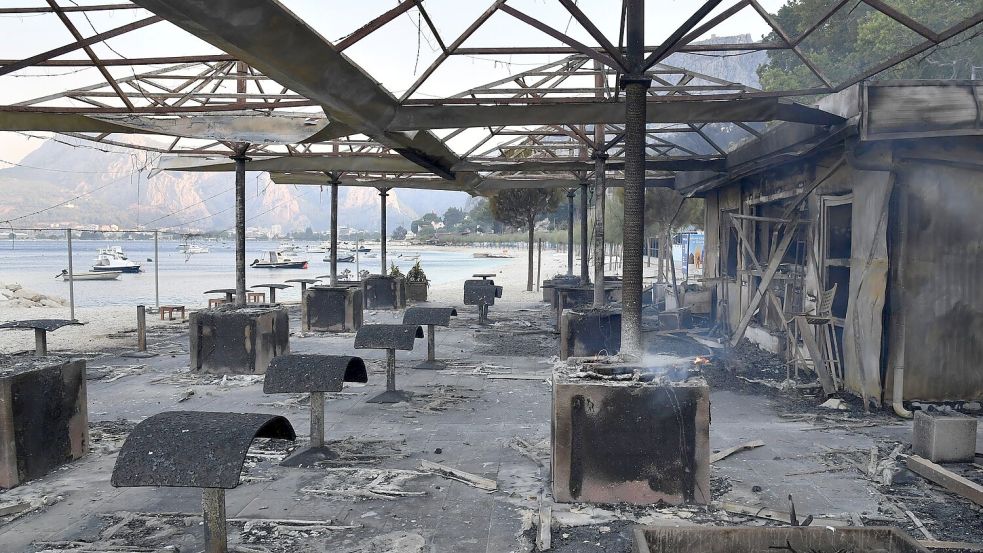Ein Waldbrand erreichte die kroatische Adriaküste in der Nähe von Omis und zerstörte eine Strandbar. Foto: Josko Ponos
