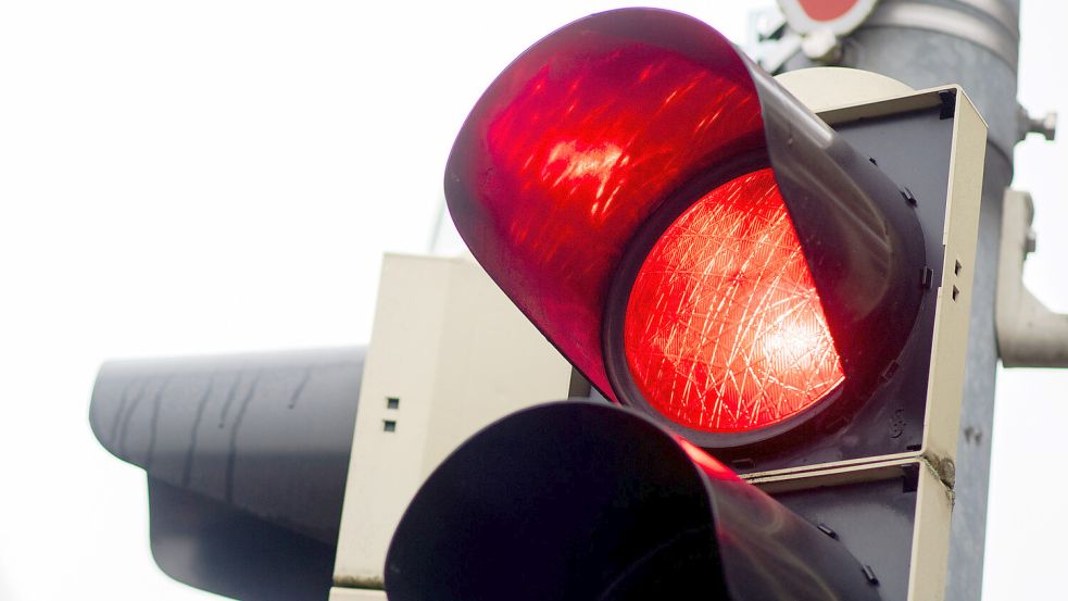 Eine rote Ampel leuchtet. Immer häufiger werden sie von Kraftfahrern ignoriert. Foto: Hauke-Christian Dittrich/DPA
