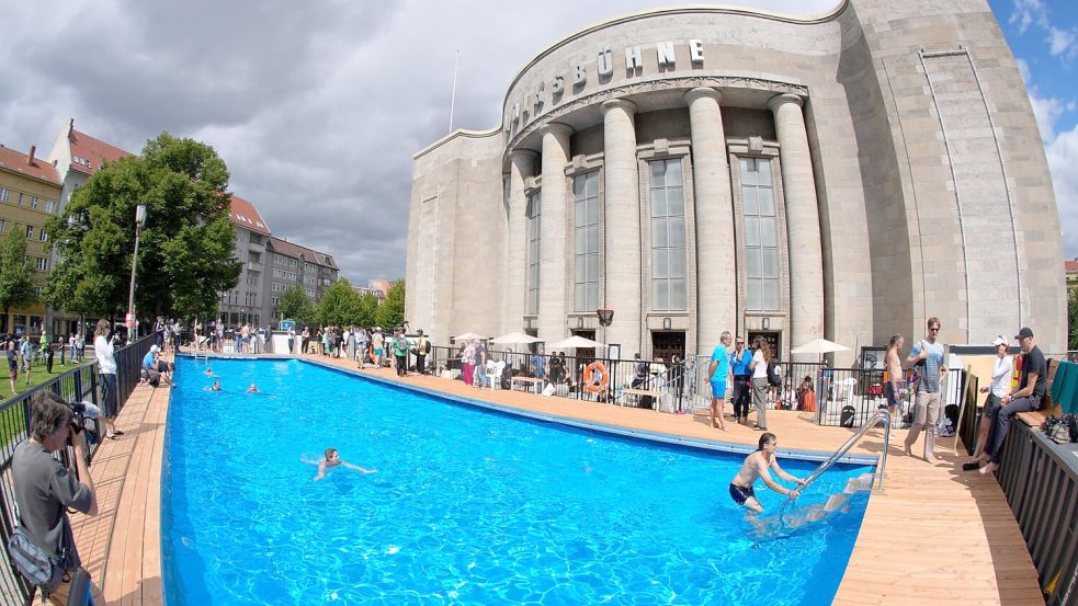 Die Volksbühne sagte die umstrittene Veranstaltung aus Sicherheitsgründen ab. (Archivbild) Foto: Soeren Stache/dpa