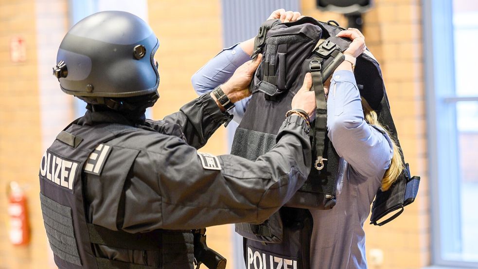 Schutzplatten werden in Westen integriert, um gegen hochkalibrige Munition zu schützen. Foto: dpa/Andreas Arnold