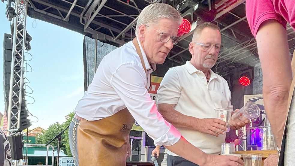 Bürgermeister Horst Feddermann verteilte das Bier. Foto: Rebecca Kresse