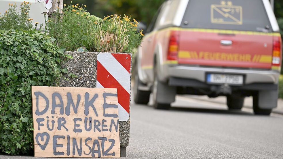 Eine Dankesbotschaft im Waldbrandgebiet - auch ein Herz ziert das Schild. Foto: Federico Gambarini/dpa