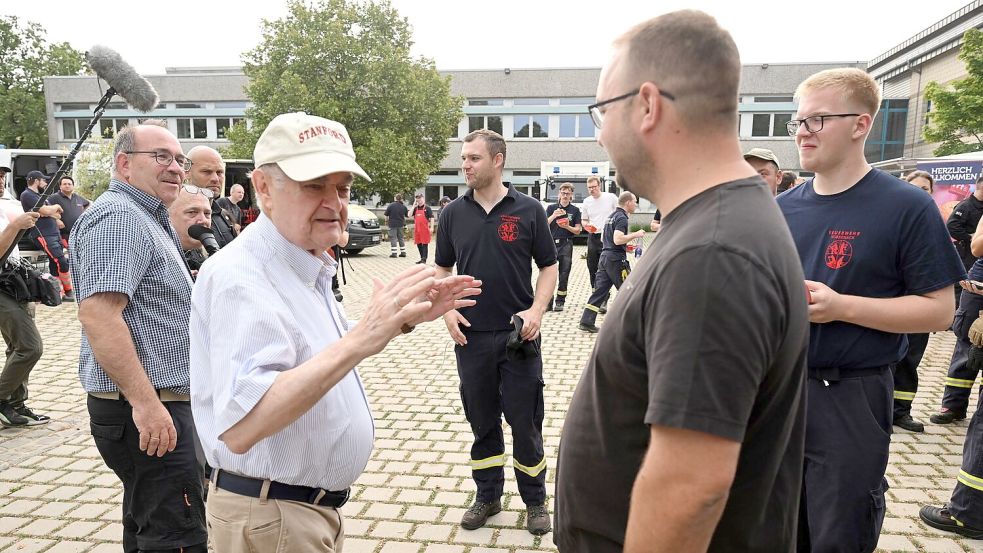 Bei einem Besuch vor Ort appelliert NRW-Innenminister Herbert Reul (CDU) an alle Bürger, sich jetzt von Wäldern fernzuhalten. Foto: Federico Gambarini