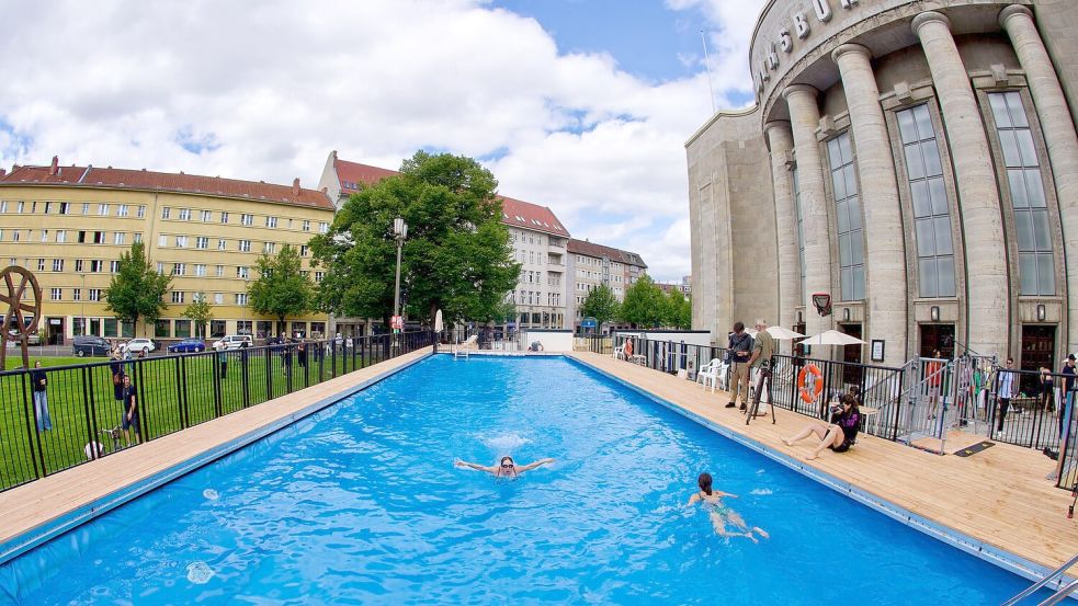 Das „Volksbad“ vor der Berliner Volksbühne soll bis Oktober geöffnet sein (Archivbild) Foto: Soeren Stache/dpa