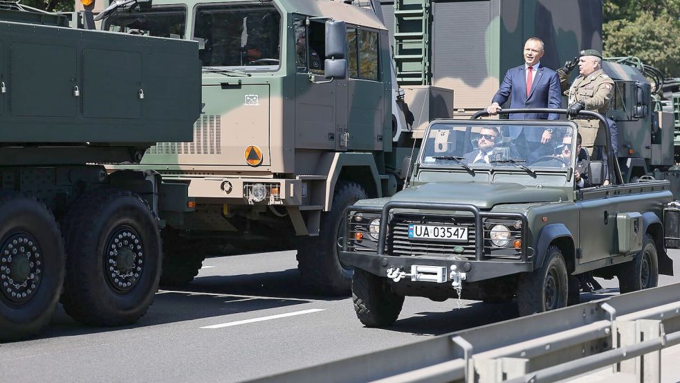 Der polnische Präsident Karol Nawrocki (l) und Generalstabschef General Wieslaw Kukula (r) nehmen an der Militärparade zum Tag der polnischen Streitkräfte teil. Foto: Leszek Szymanski