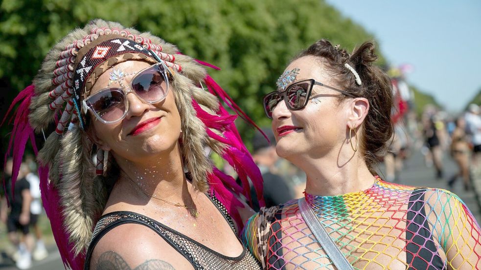 Die Techno-Jünger und -Jüngerinnen haben Spaß auf der Partymeile bei „Rave The Planet“. Foto: Christophe Gateau
