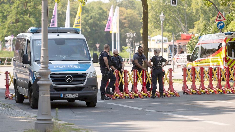 Die Berliner Polizei sichert die Techno-Parade „Rave The Planet“ mit einem großen Aufgebot. Foto: Christophe Gateau